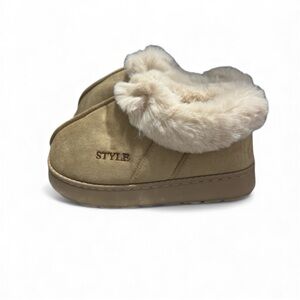 Style Cozy fleece lined slippers NWT size 40/41